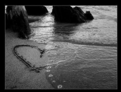 corazón en la playa